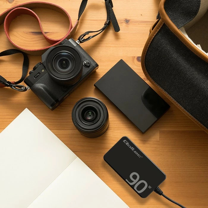 Stenski hitri polnilec 90W GaN, USB-C 3.1, s kablom, črn, Qoltec 52422