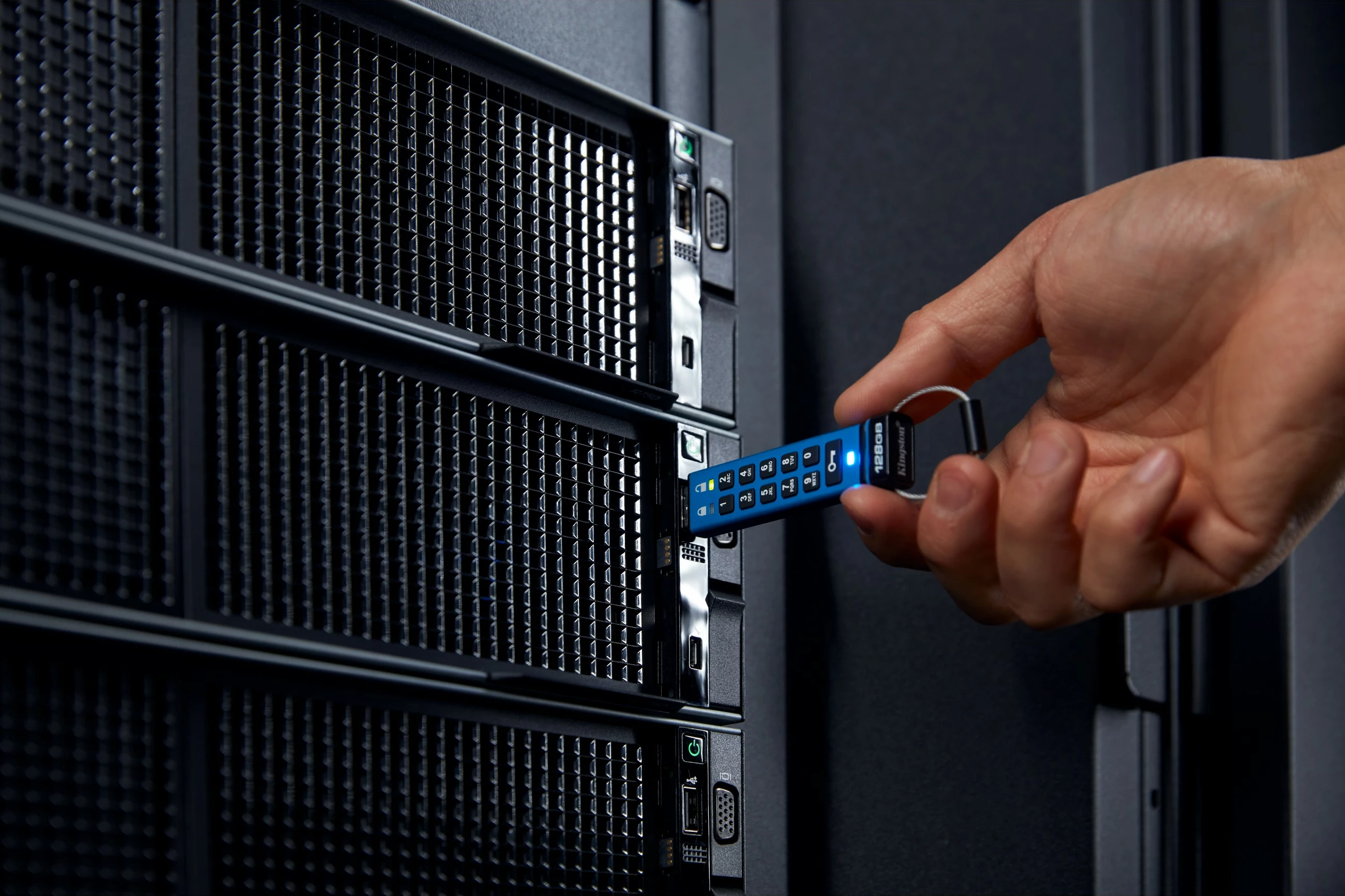 USB ključek z vgrajeno tipkovnico 128GB, Kingston IronKey Keypad 200C, USB-C, modra