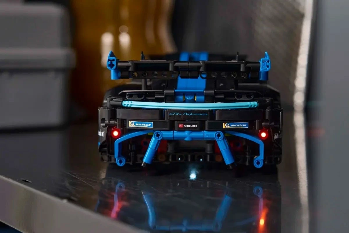 Model dirkalnega avtomobila Porsche GT4 e-Performance, LEGO Technic Set