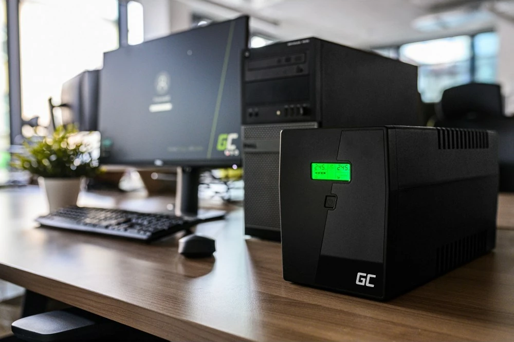 Naprava za neprekinjeno napajanje Green Cell UPS03, 600 W, črna