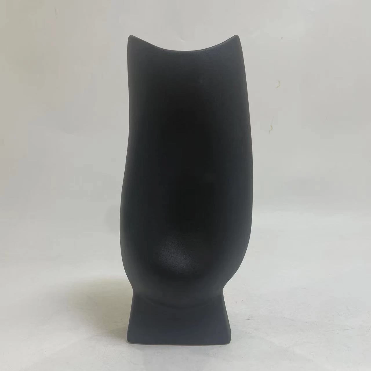 Keramična namizna dekoracija serije Glaze FH4609.02 mat črna 17x12x38H cm