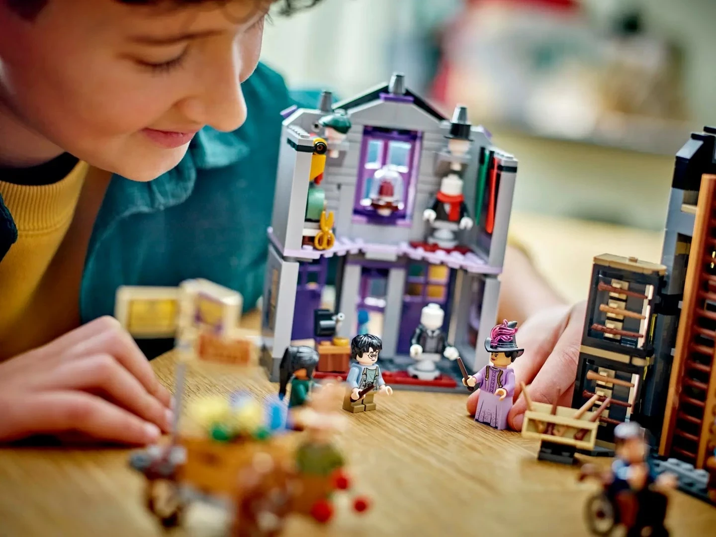 Igralni komplet LEGO Harry Potter 76439 Ollivanders in obleke Madam Malkin