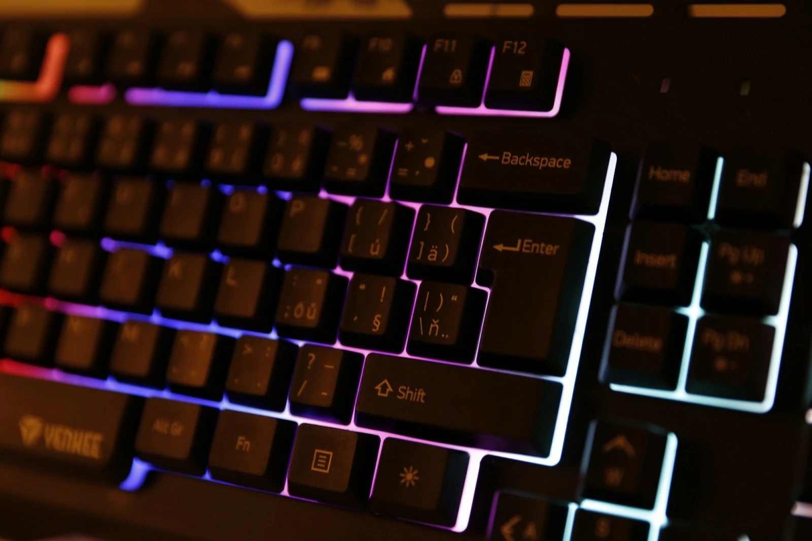 Tipkovnica z LED osvetlitvijo YENKEE Shadow YKB 3200, žična, črna