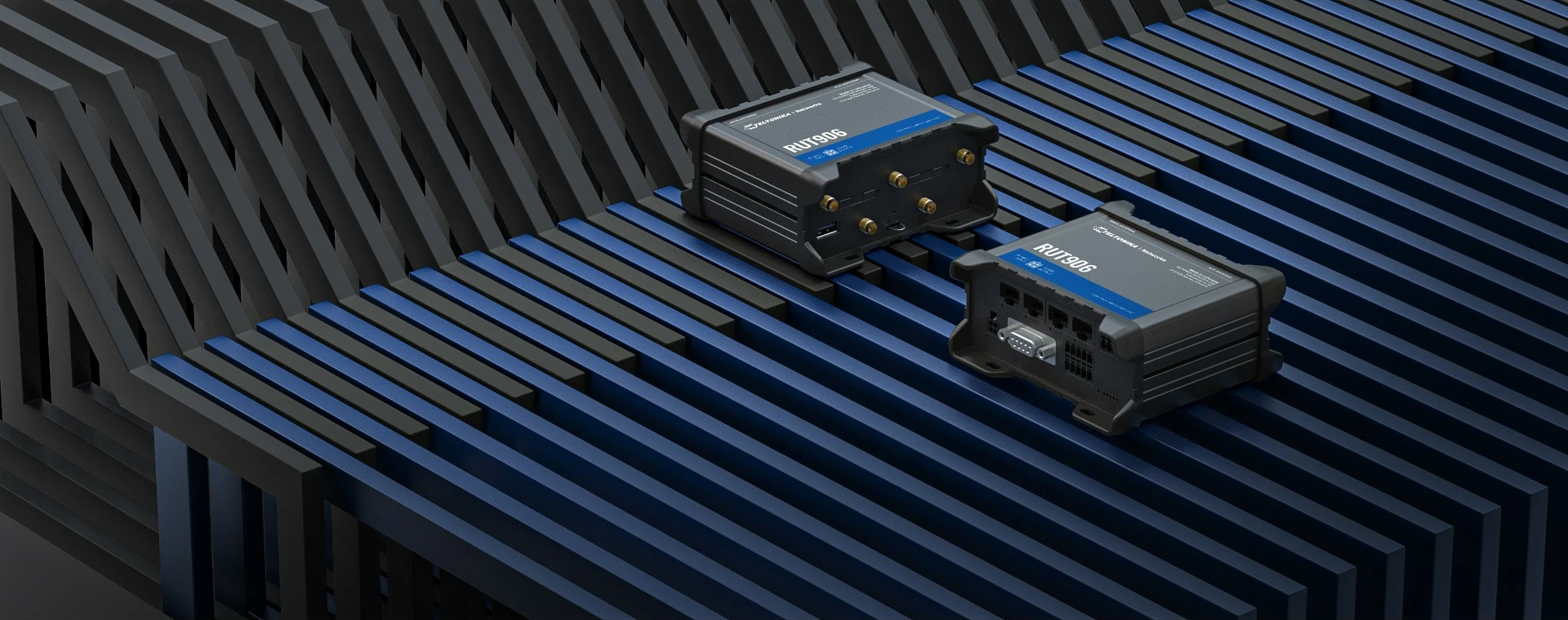 LTE industrijski mobilni usmerjevalnik Teltonika RUT906, črn, aluminij