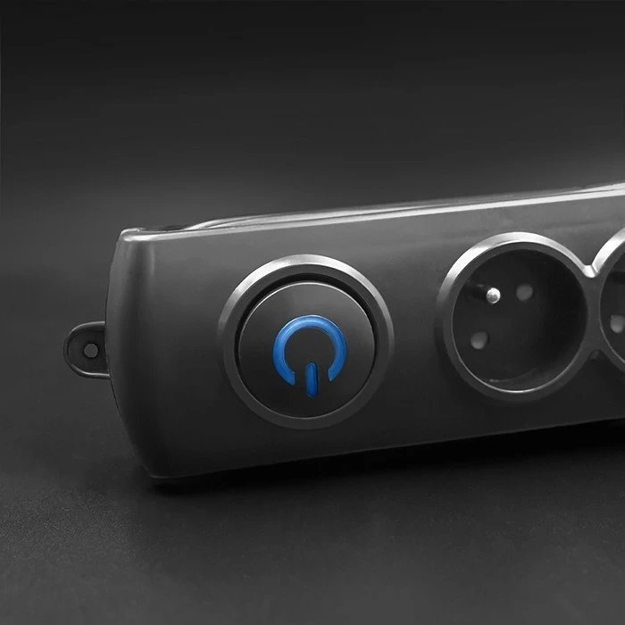 Razdelilec z zaščito pred prenapetostjo Qoltec 50105, 4 vtičnice, 2,5 m, črn