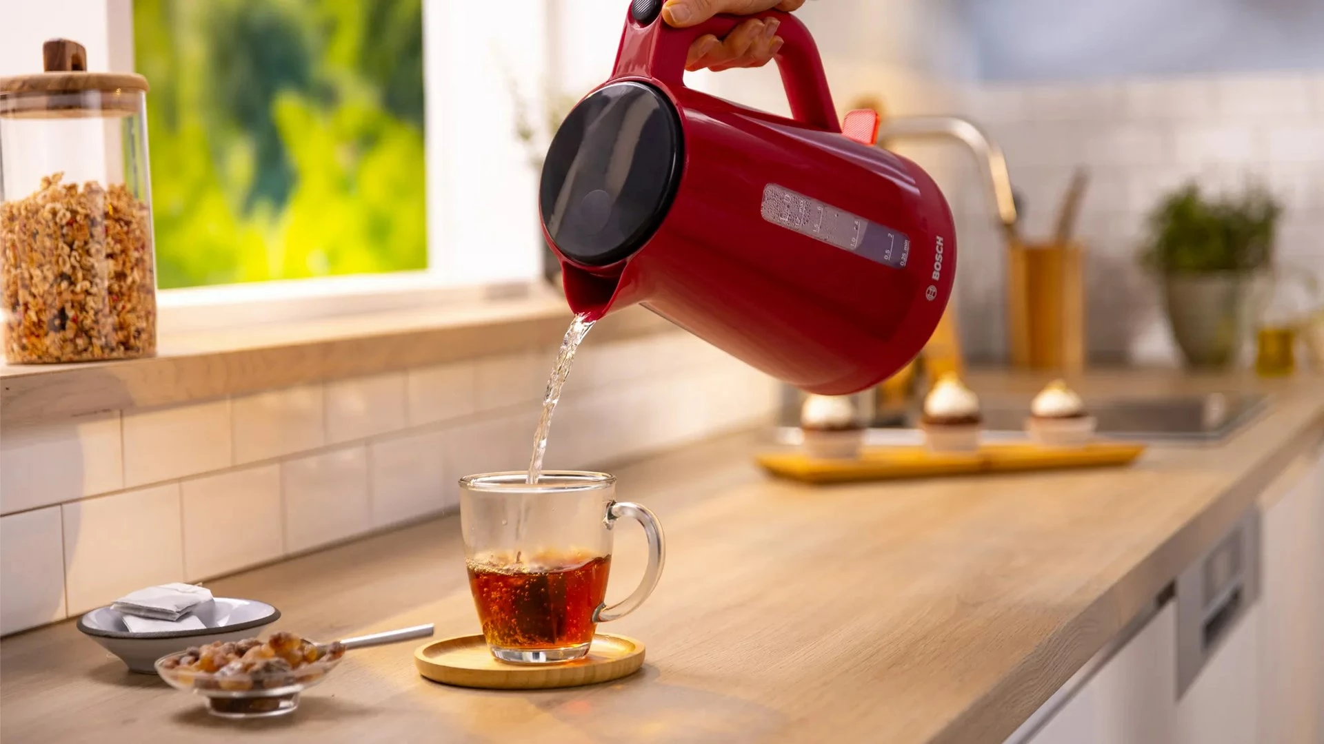 Električni čajnik 1,7 L, 2400 W, rdeč – Bosch MyMoment
