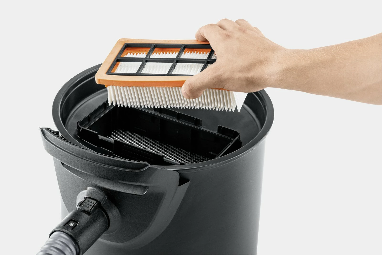 Sesalnik za pepel, 17 L, 600 W, kovinski zbiralnik, brez vrečke, črno/rumen — Karcher AD 4 Premium 1.629-731.0