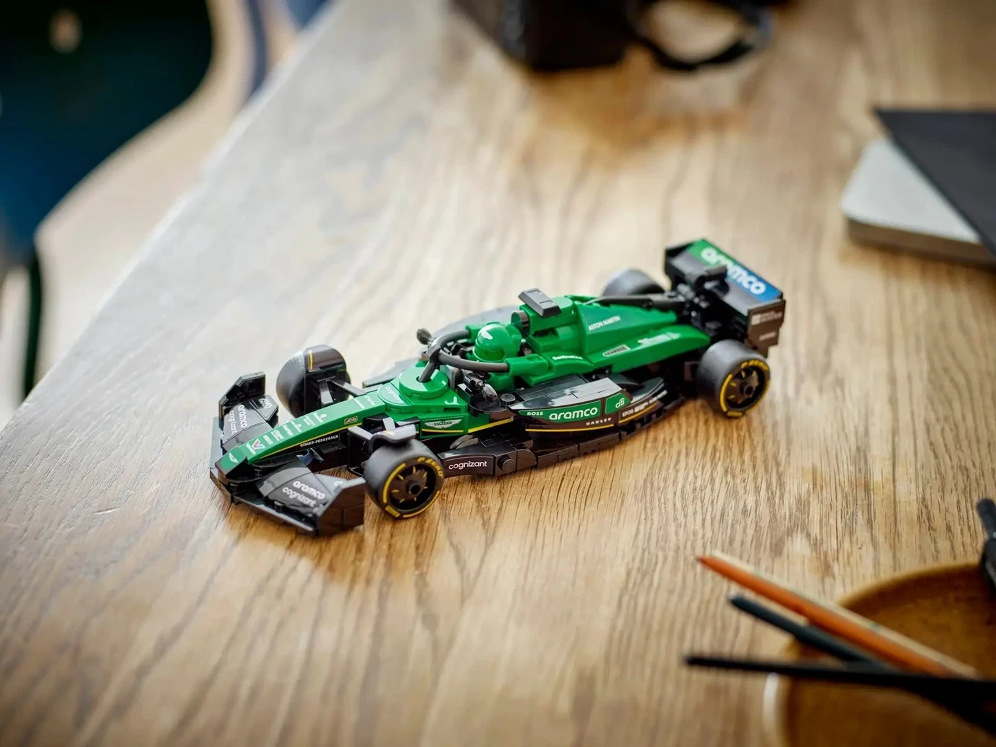 Model Aston Martin Aramco F1 AMR24, komplet LEGO Speed Champions, 269 kosov, zelen