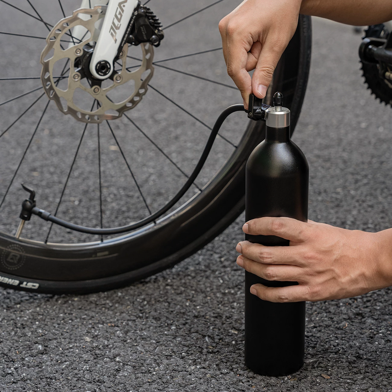 Tlakovni rezervoar za tubeless pnevmatike Rockbros 42310010001, 1,2 L, 200 PSI, črn