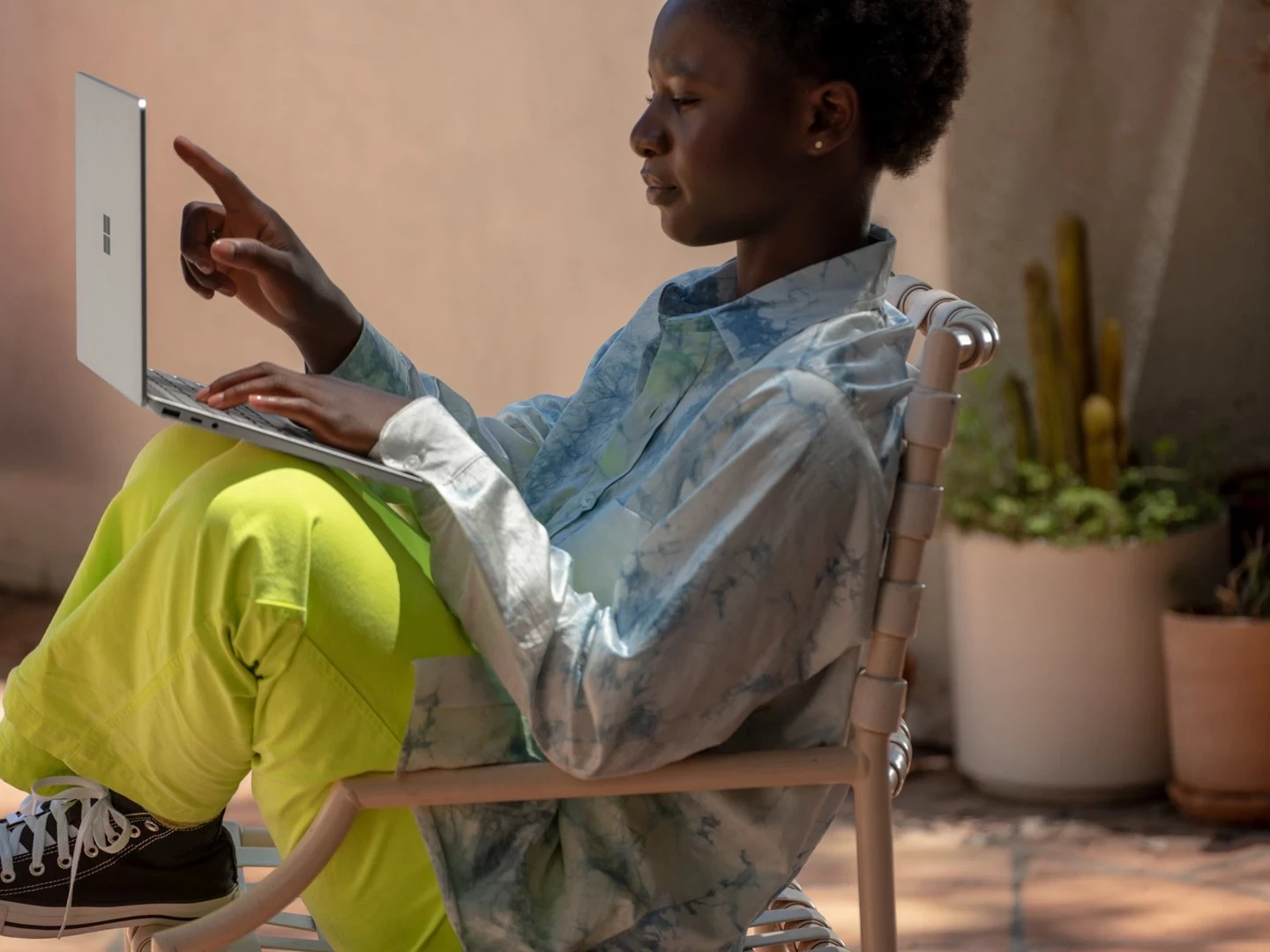 Kompakten prenosnik 12,4" Intel Core i5, 8 GB RAM, 256 GB SSD, Intel UHD Graphics, Microsoft Surface Go, bel