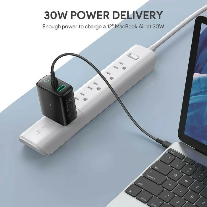 Stenski polnilec USB Power Delivery 30W, 2 vhoda (USB-C + USB-A), Dynamic Detect, AUKEY PA-D1, črn