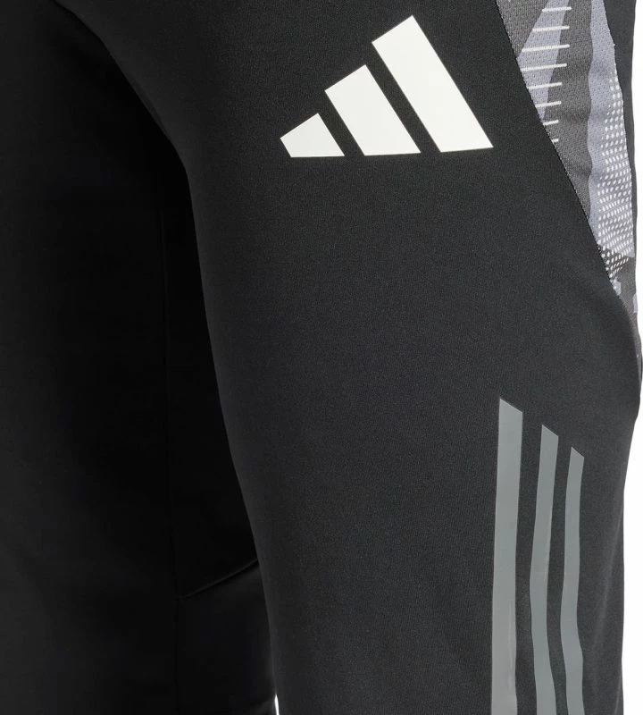 Kratek športni model adidas, črn
