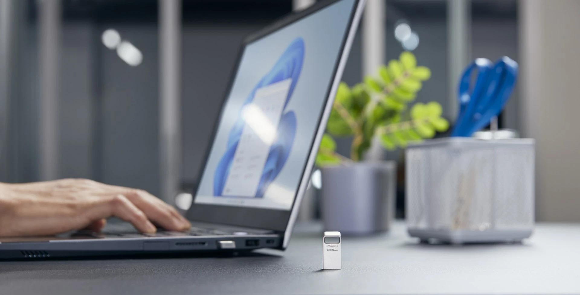 USB ključek Kingston DataTraveler 256 GB, kovinski, srebrne barve