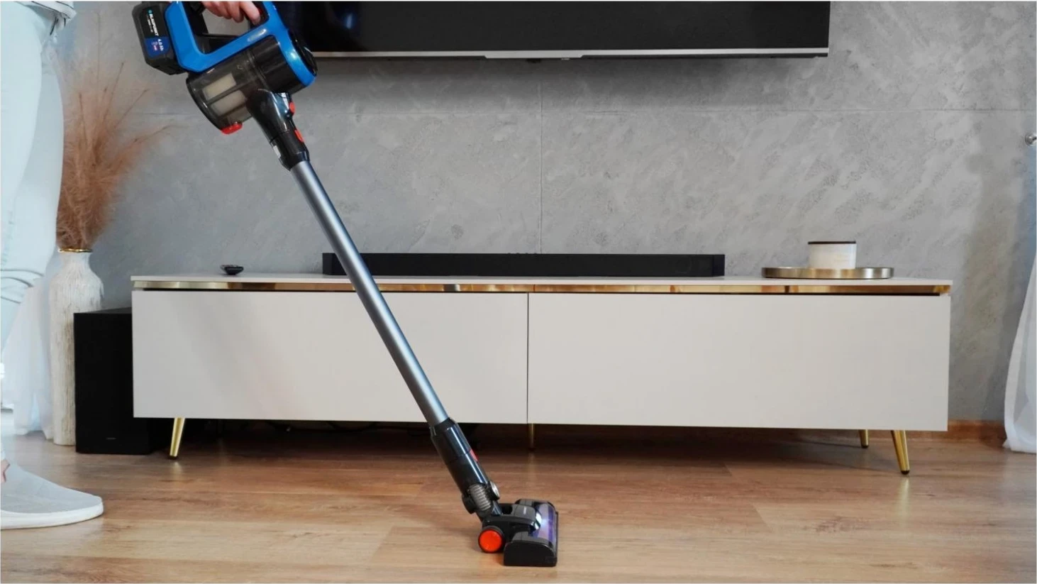 Vertikalni brezžični sesalnik brez vrečke Blaupunkt VC6010, črno-modra