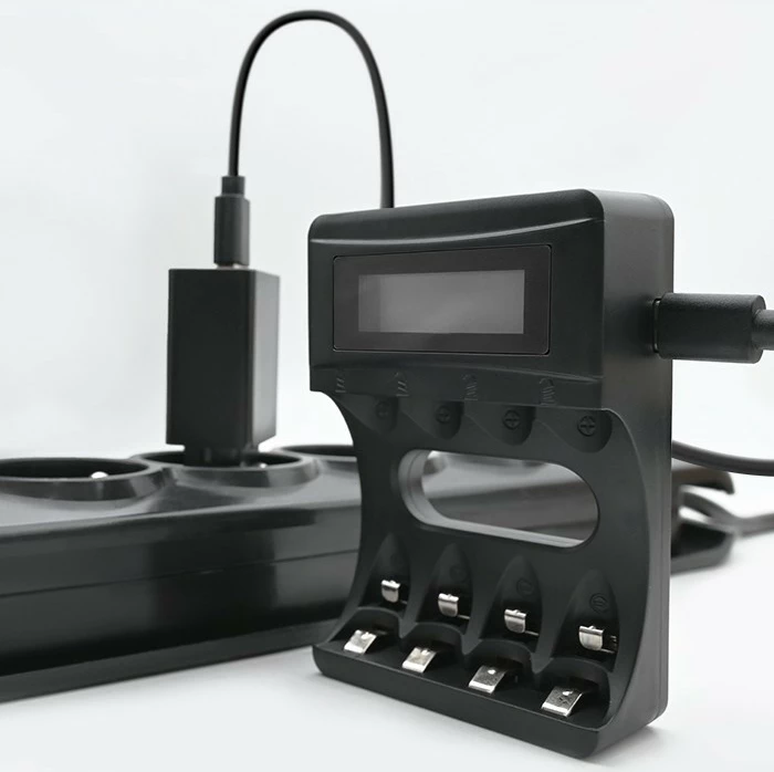 Polnilec baterij Qoltec 50654, Ni-MH/Ni-Cd, 4 mesta, z LCD zaslonom, črn