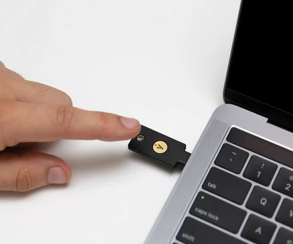 Varnostni ključ YubiKey 5C NFC, USB-C, črn
