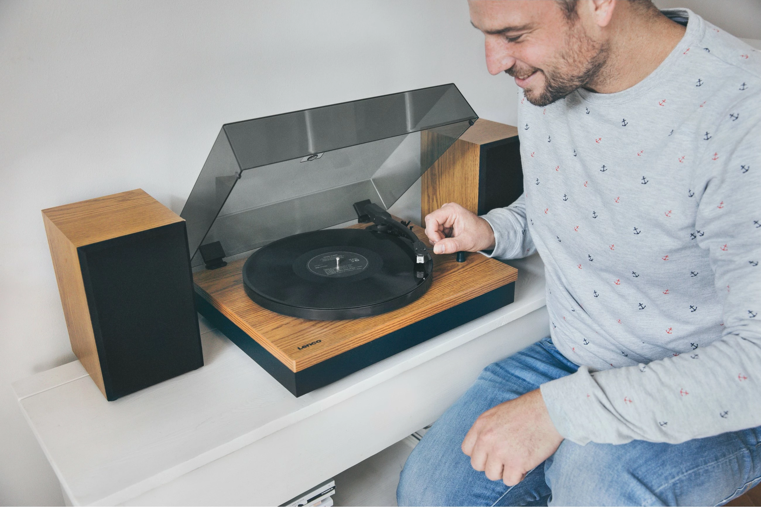 Gramofon Lenco LS-300, Bluetooth, 2 zvočnika, les/črn