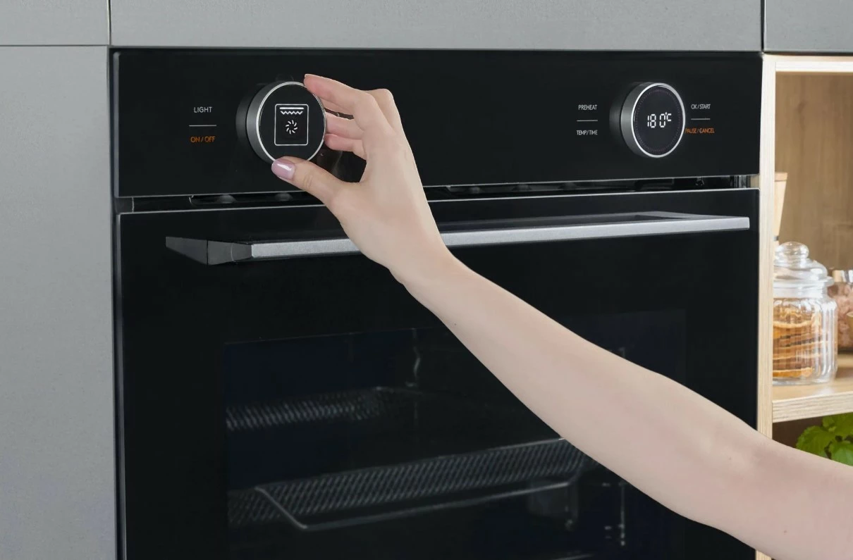 Pečica 72 L, kataliza/para, AirFry, črna — Amica ED6769BA+ S-TYPE