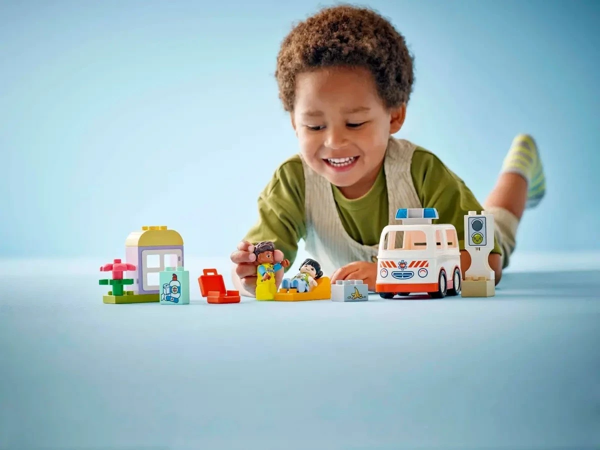 Igrača reševalno vozilo LEGO DUPLO 10447 Ambulanca s voznikom