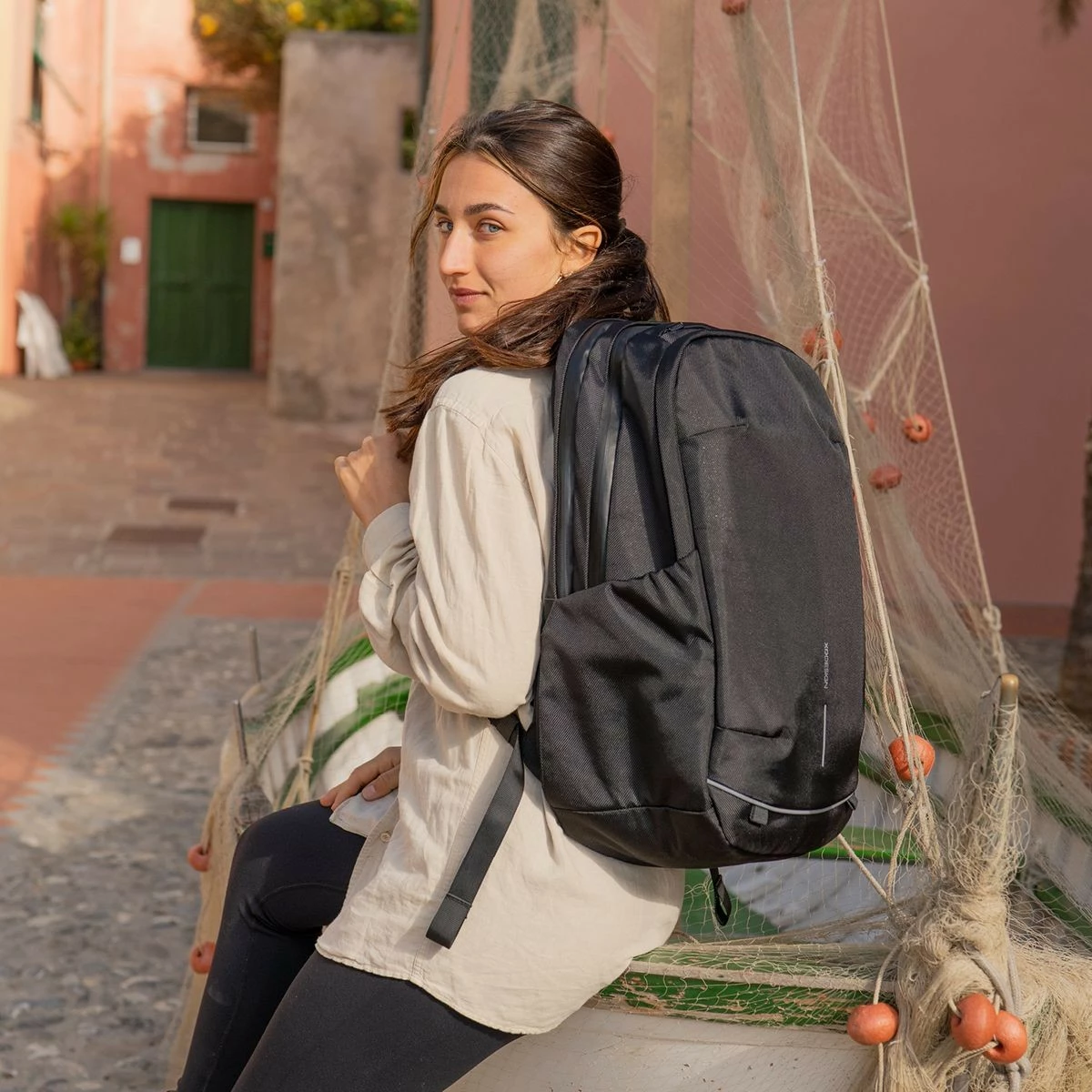 Nahrbtnik XD DESIGN BOBBY EXPLORE, 17\", črn