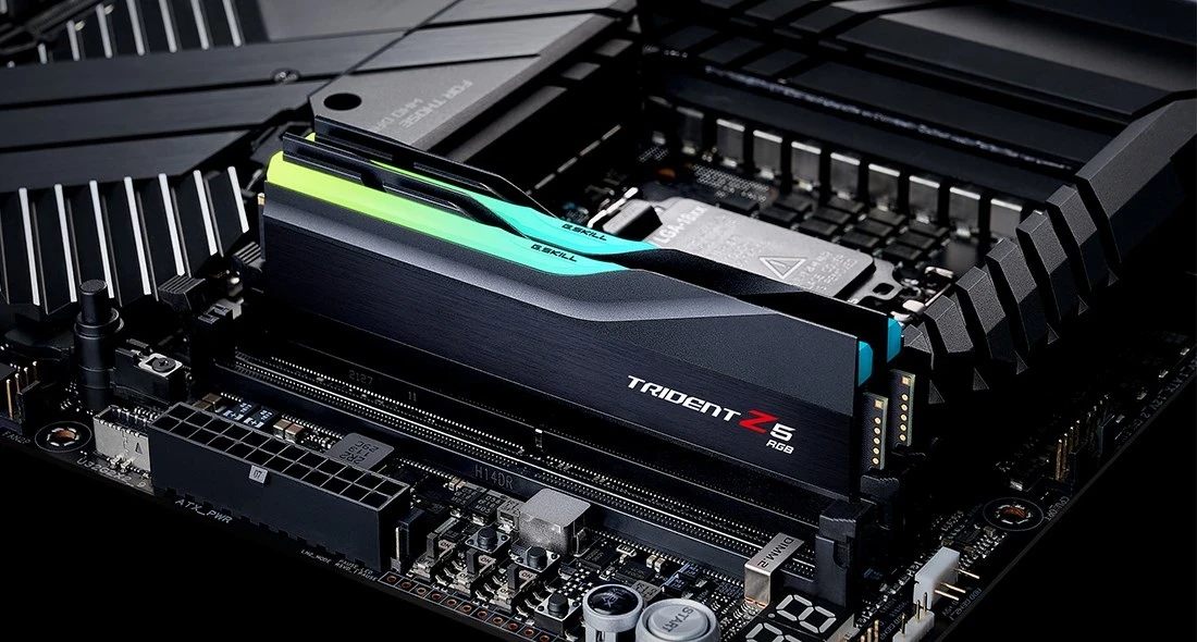 RAM pomnilnik 32 GB (2 x 16 GB), DDR5 6400 MHz, G.Skill Trident Z5 RGB