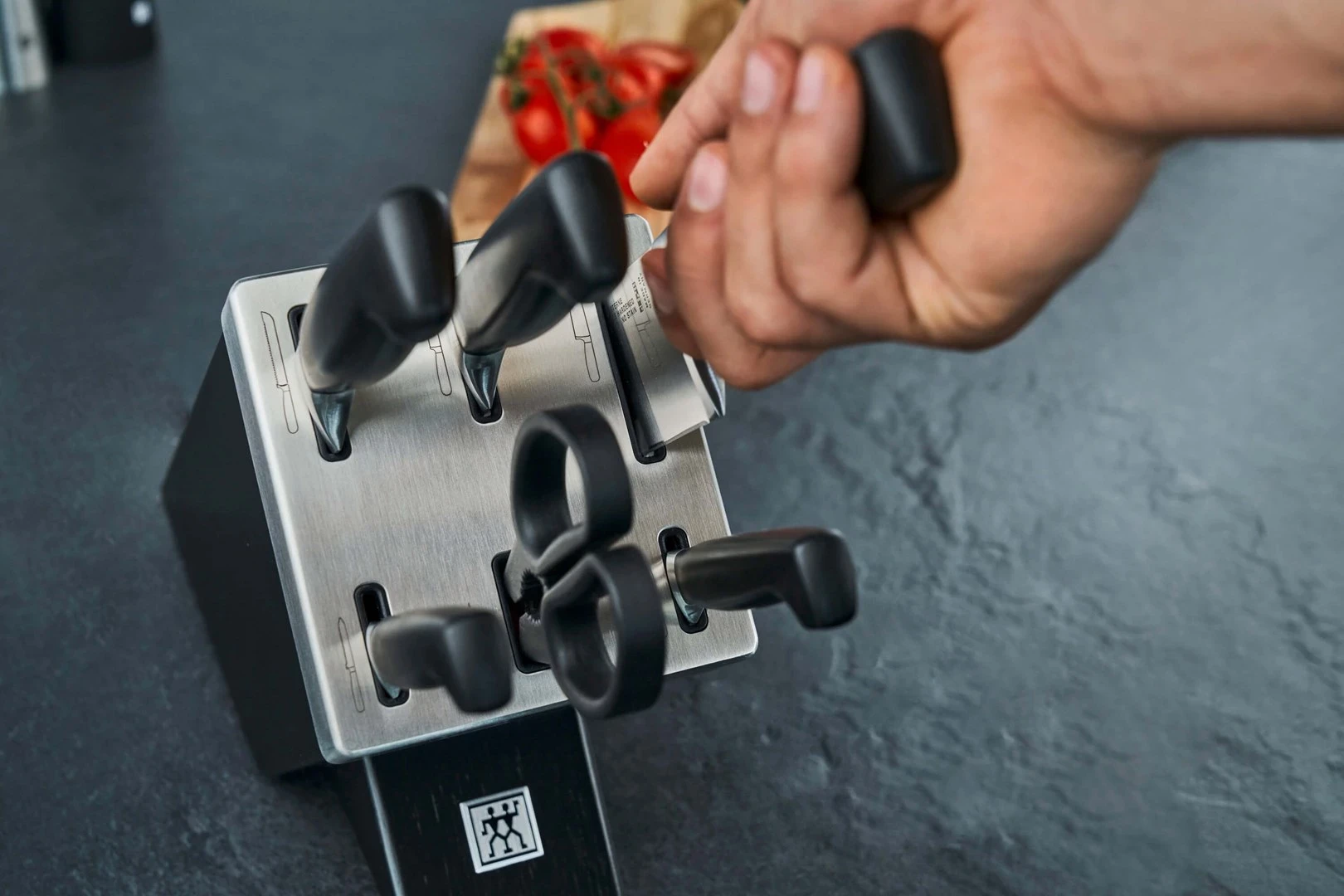 Komplet nožev za kuhinjo z vgrajenim brusilcem Zwilling Four Star 35145-007-0, 7-delni, črn