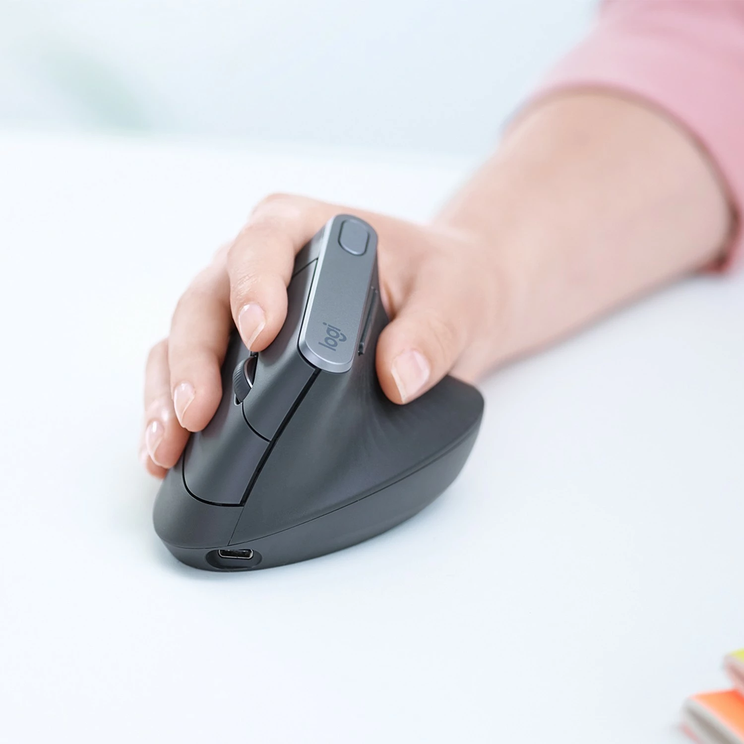Ergonomski miška Logitech MX Vertical Advanced, desna, optična, RF brezžična + Bluetooth, 4000 DPI, grafit