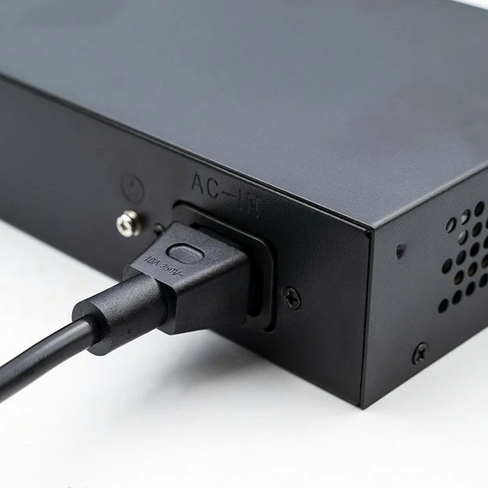 Omrežni preklopnik Qoltec 52297, 8x RJ45 PoE, 2x RJ45 uplink, 1x SFP, 120 W, 1000 Mb/s, črn