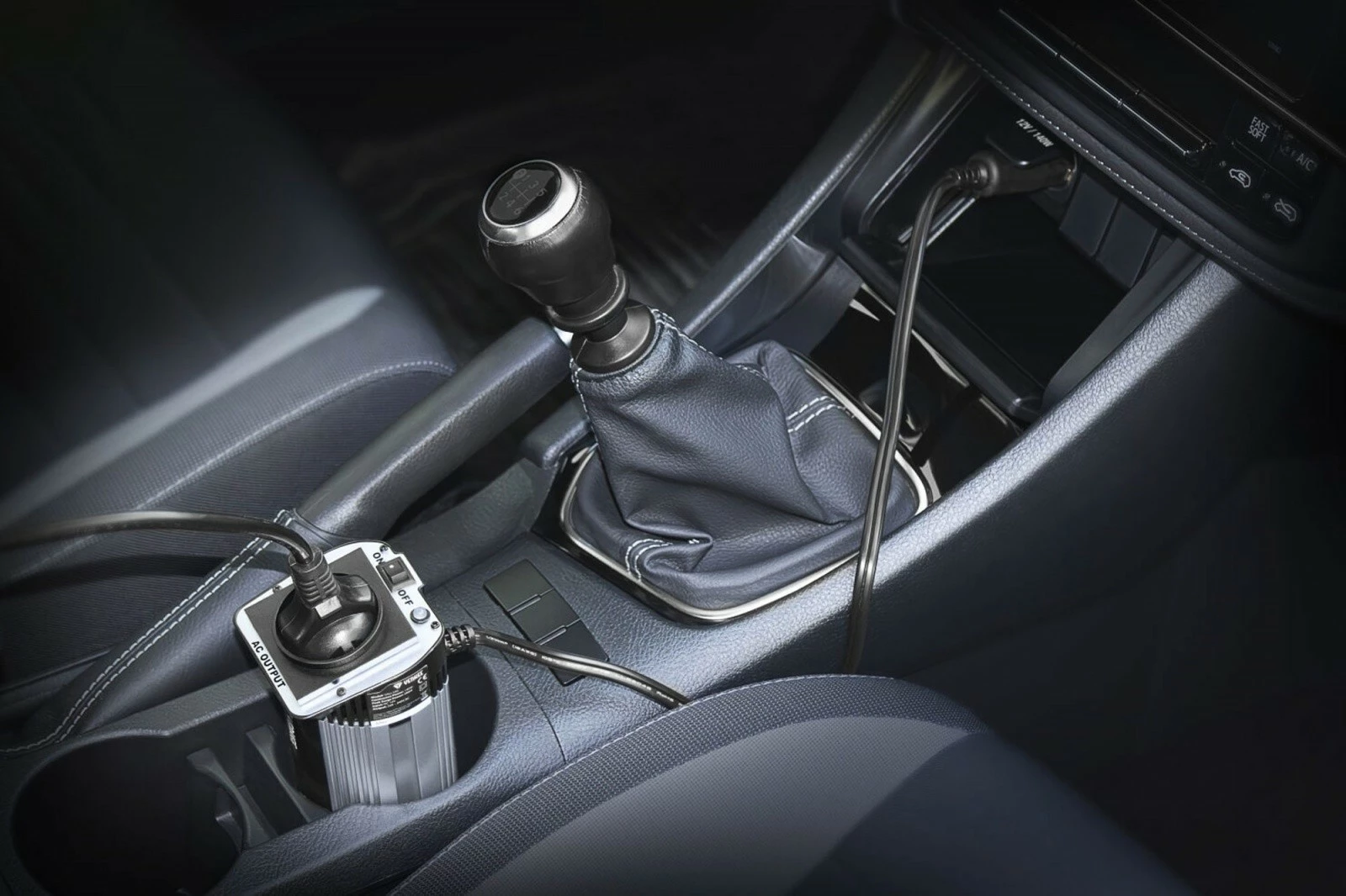 Avtomobilski inverter YENKEE YAU 140, 280 W, 12V/240V, srebrn