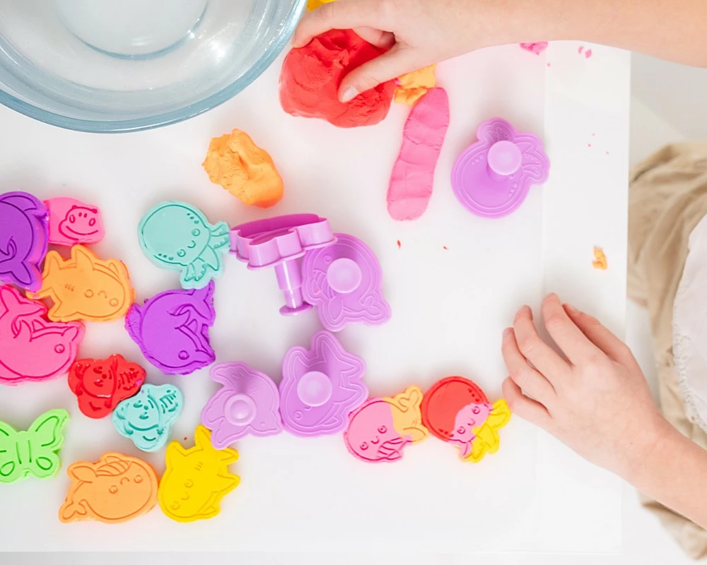 Modelirna masa, 2x50 g, roza in vijolična, z 2 oblikami Misiolina Epee EP60391/03920