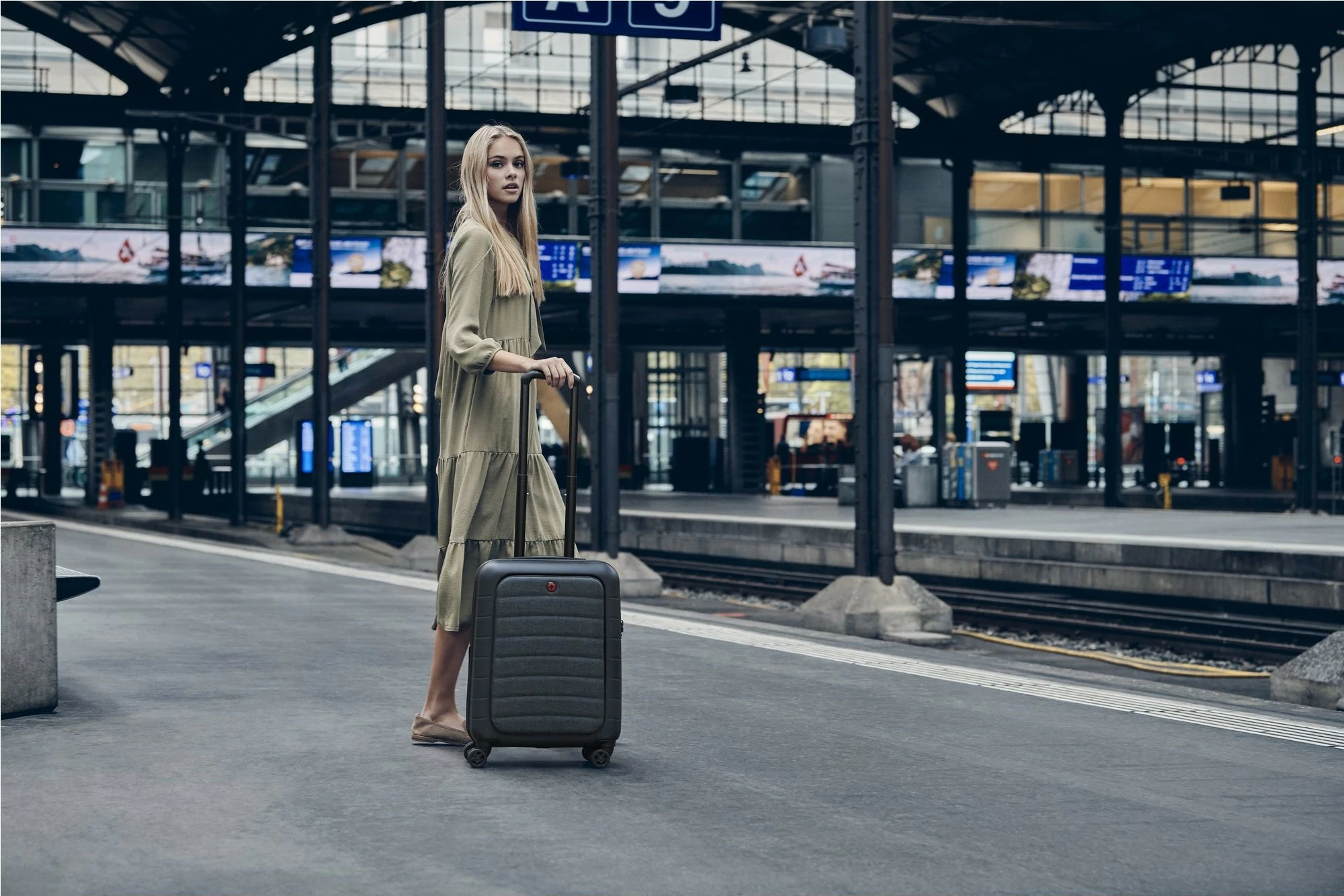 Potovalna ročna prtljaga z oddelkom za prenosnik, Wenger Syntry, črno/siva