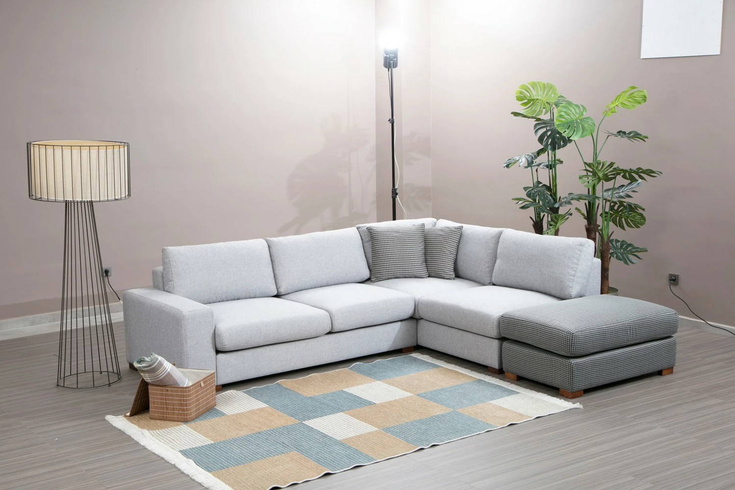 Kotna sedežna garnitura, Atelier del Sofa Loop 2, svetlo siva, z otomanom