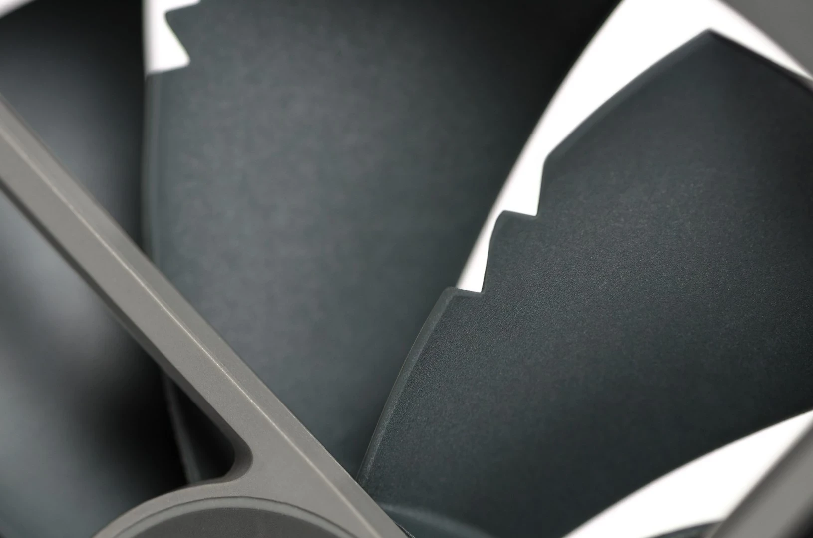 Hladilni ventilator 14 cm Noctua NF-P14S REDUX-1200 PWM, sivi