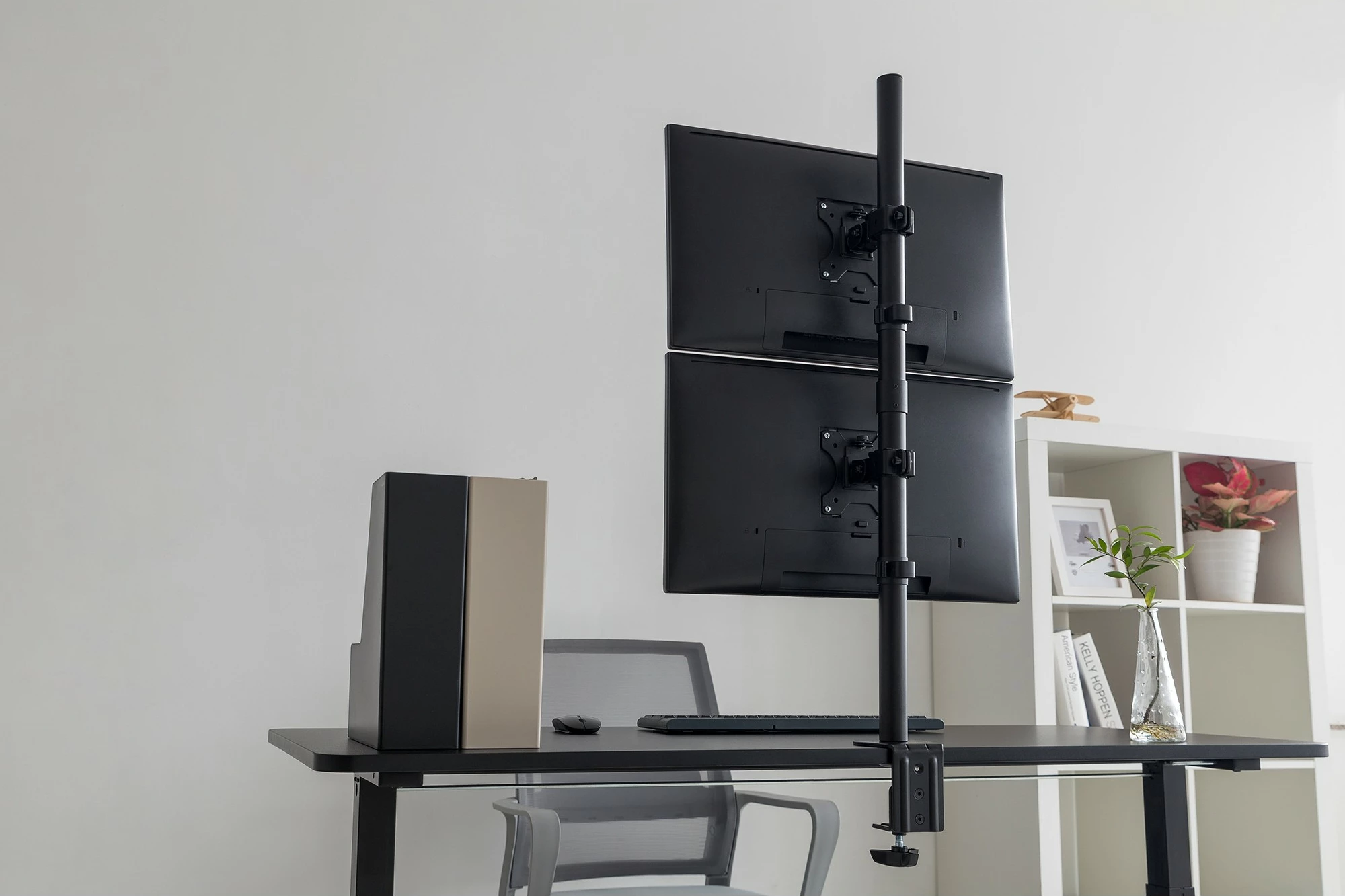 Dvojni vertikalni nosilec za monitorje Digitus Universal, s sponko, do 32" , črn