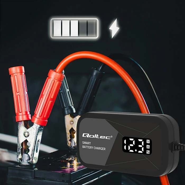 Pametni mikroprocesorski polnilec Qoltec 52492, 12V, 2A, regeneracija celic, LCD, črn
