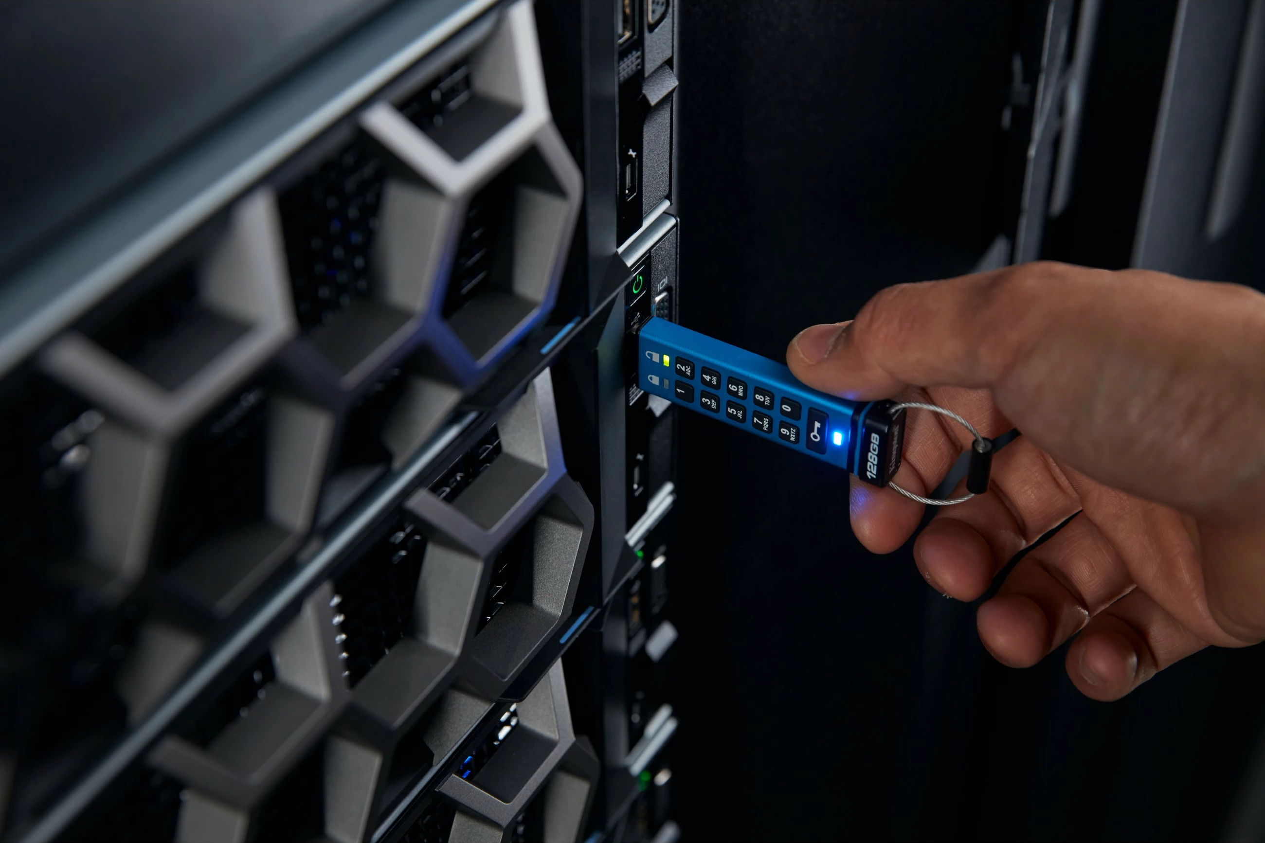 USB ključek z vgrajeno tipkovnico 128GB, Kingston IronKey Keypad 200C, USB-C, modra