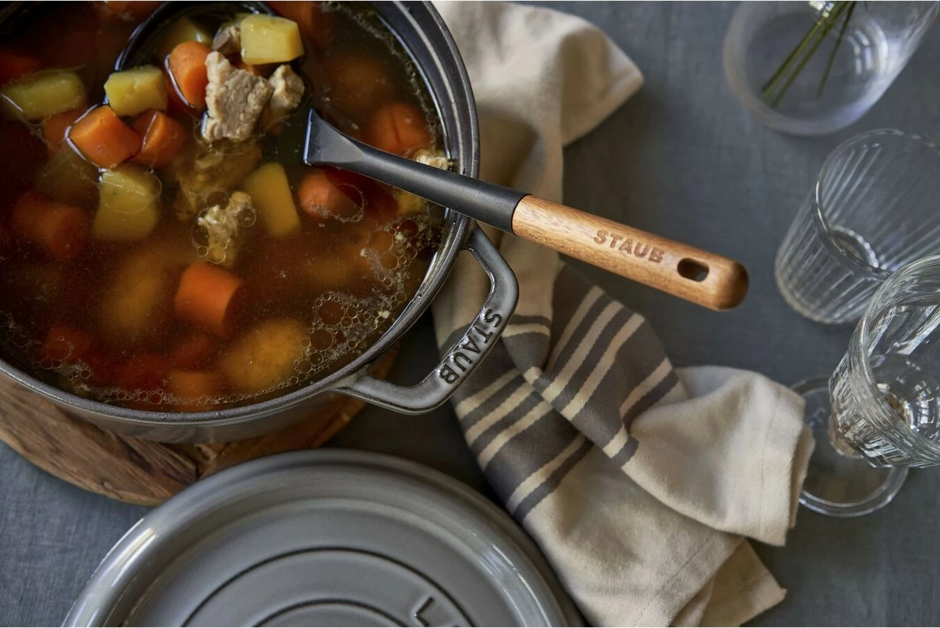 Pekač iz litega železa, Staub Cocotte 24 cm 3,8 L, siva