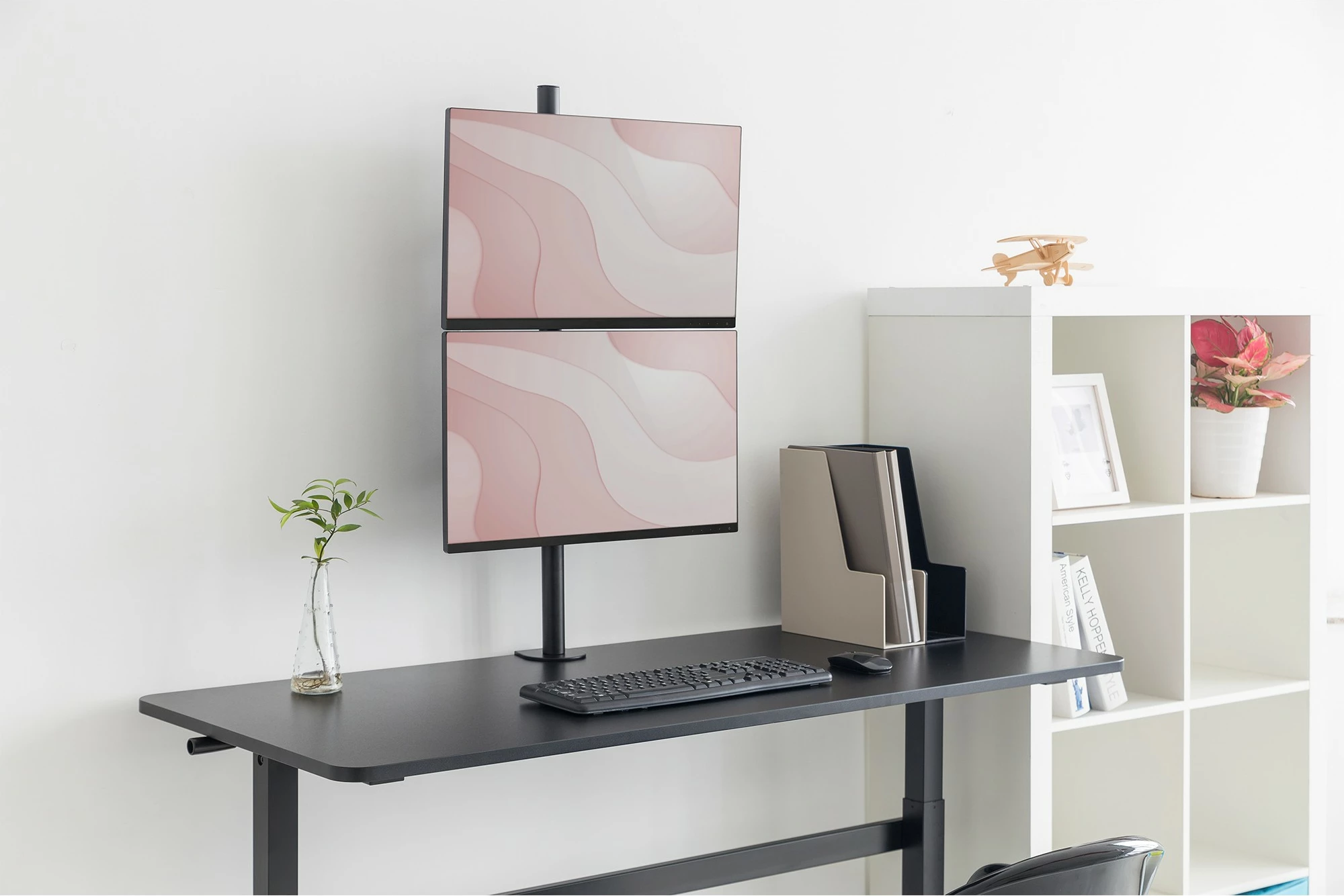 Dvojni vertikalni nosilec za monitorje Digitus Universal, s sponko, do 32" , črn