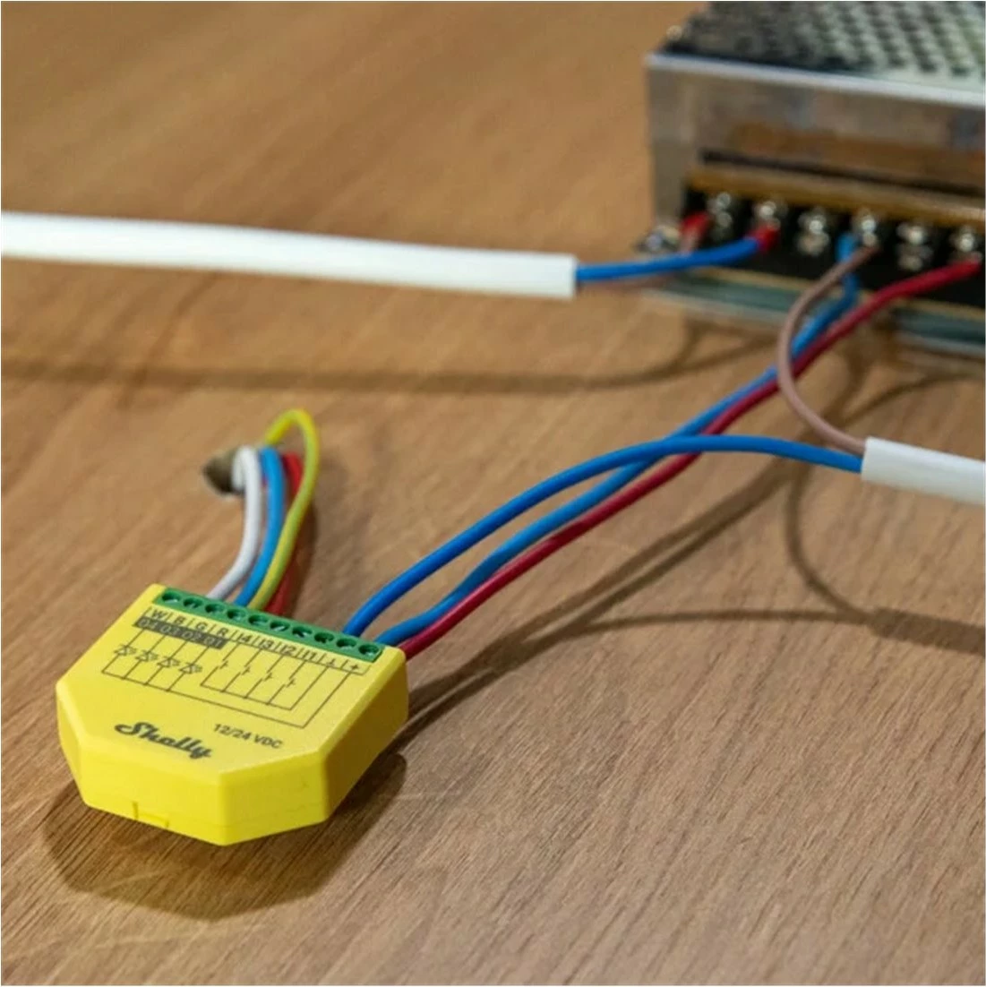 Kontroler RGBW Shelly Plus, brezžični, Wi‑Fi, 4 kanali, zelen, rumen