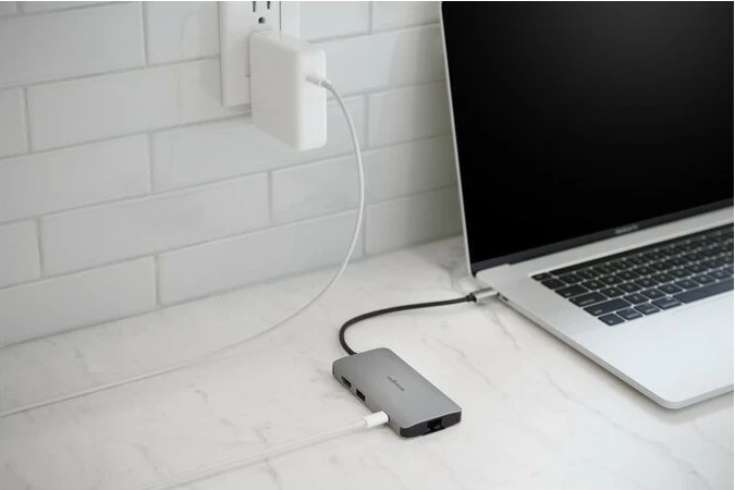 USB-C hub Kensington UH1400p, 85W, črn, srebrn