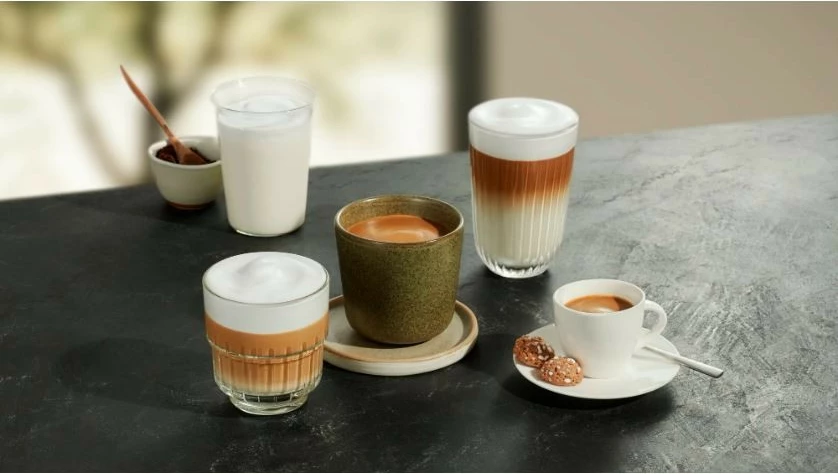 Avtomatski aparat za espresso Siemens TF303E01 EQ300, 1,4 L, z mlinčkom, črno/srebrn