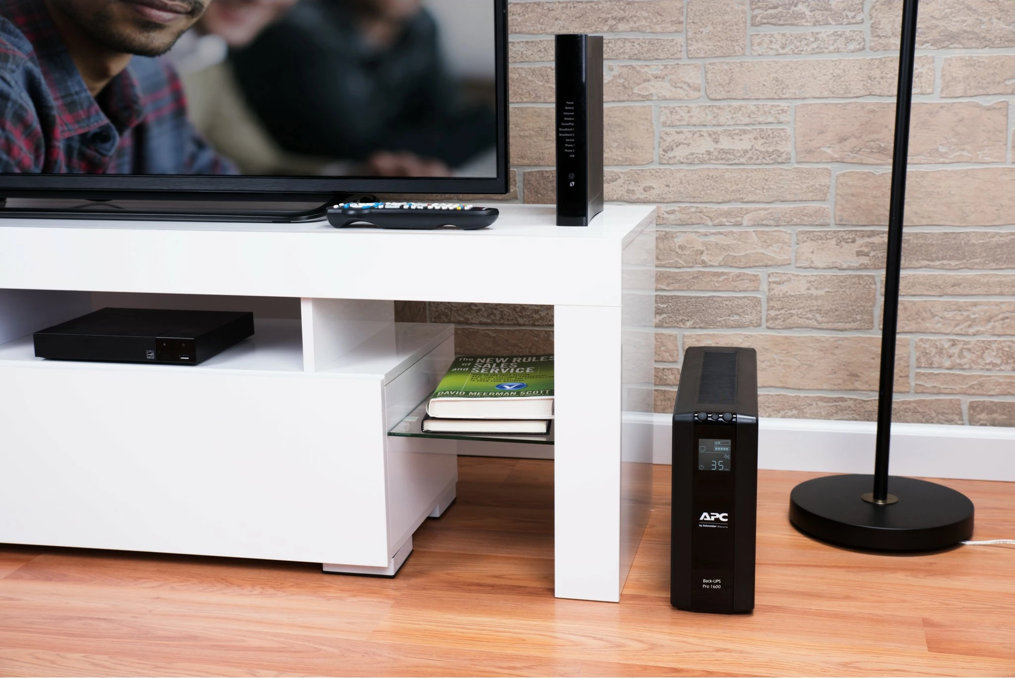 Line-interaktivni UPS, 1,6 kVA, 960 W, sinusni, 176 V–294 V, APC BR1600MI