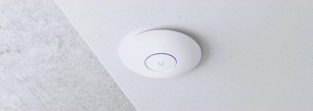 Access point z visokimi zmogljivostmi Ubiquiti U6+
