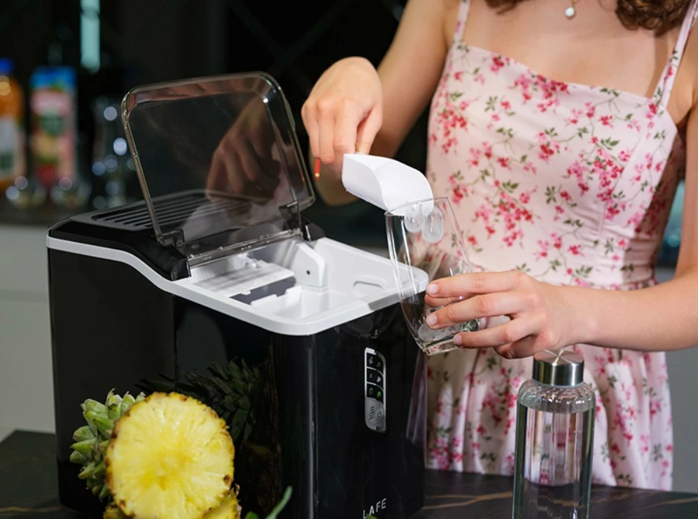 Stroj za led Lafe IceTwist PRO LAFLOD47684, 12 kg/dan, rezervoar 1,5 L, samodejno čiščenje, nastavljive kocke, črn