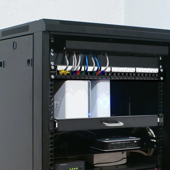 Patch panel za 19'' rack, 24 vrat, 1U, UTP, črn Qoltec 54516