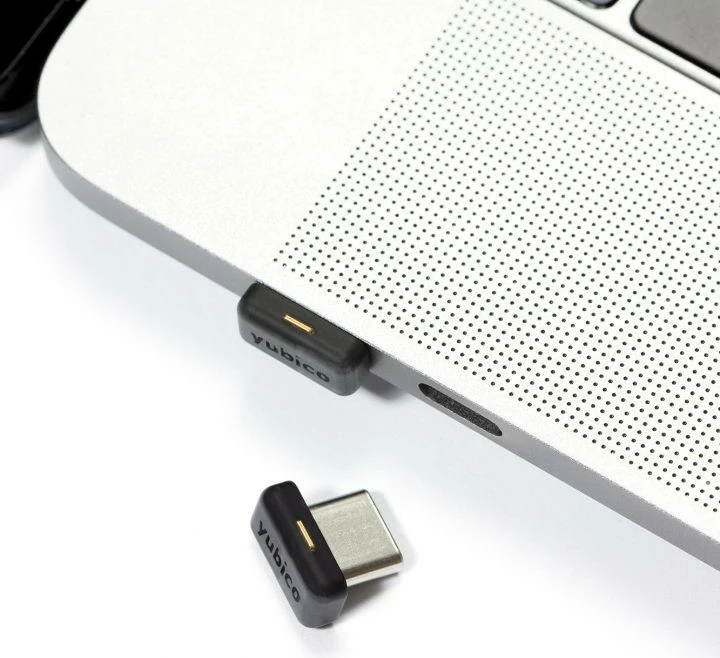 Varnostni ključ Yubico YubiKey 5C Nano FIPS, USB Type-C, črn