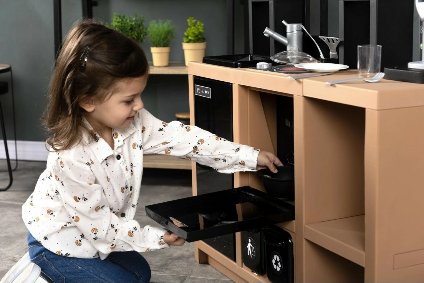 Igrača kuhinja Loft Kitchen Smoby, plastika, večbarvna, set s 32 dodatki