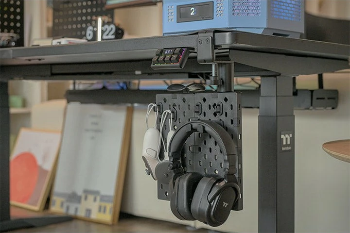 Majhen pegboard za gaming Thermaltake, jeklo, črn