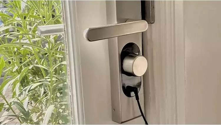 Komplet napajanja, polnilne baterije in adapter, Shelly LOQED, črn