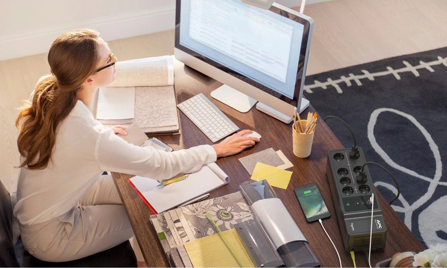 UPS za nujno napajanje APC Back-UPS BE850G2-GR, 850 VA, 2 USB, 8 vtičnic, črn